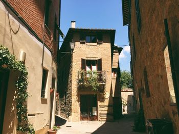 Narrow alley in alley