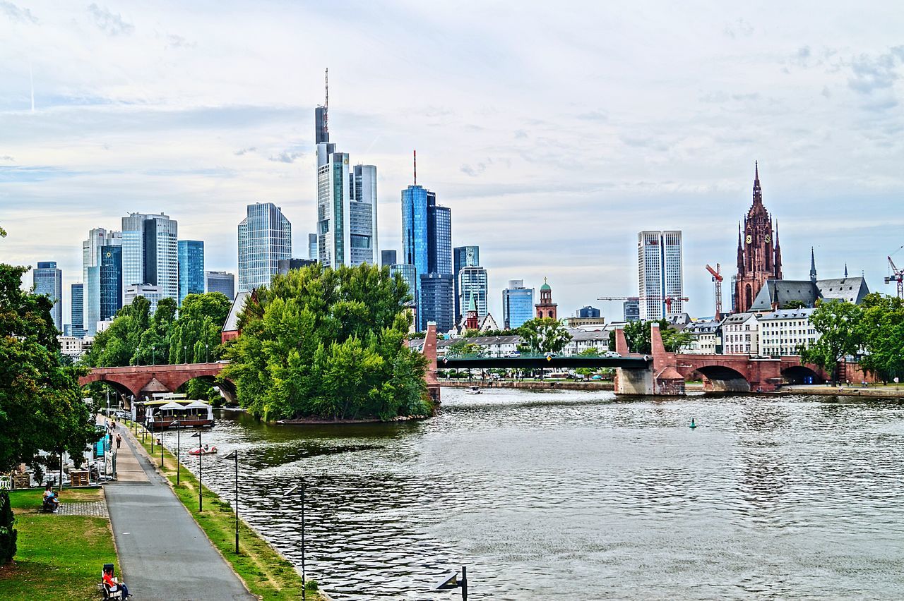 VIEW OF SKYSCRAPERS IN CITY