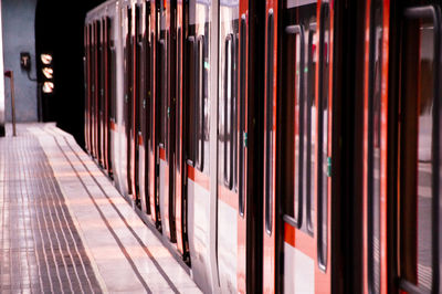 Train at empty underground station 