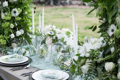 Close-up of white flowers in vase on table