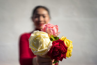 Woman holding rose bouquet