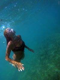 Young woman swimming undersea