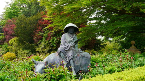 Statue of man and woman sculpture