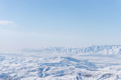 The mountain resort of beldersay, uzbekistan. panorama of the mountains from the pass in winter