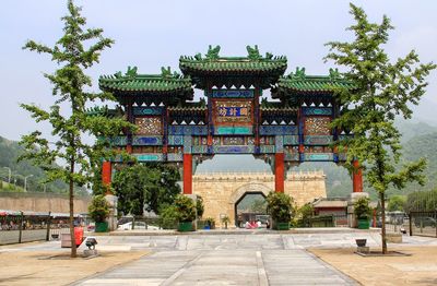 Entrance gate at great wall of china against sky