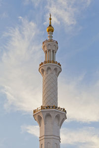 Minaret of the sheikh zayed grand mosque against blue skies in abu dhabi, uae