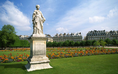 Statue against sky