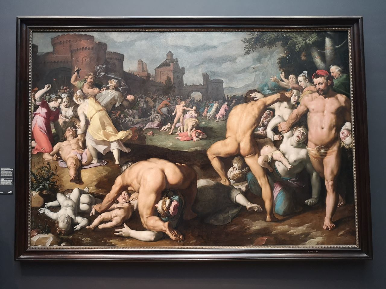 GROUP OF PEOPLE IN FRONT OF AN ANIMAL SCULPTURE