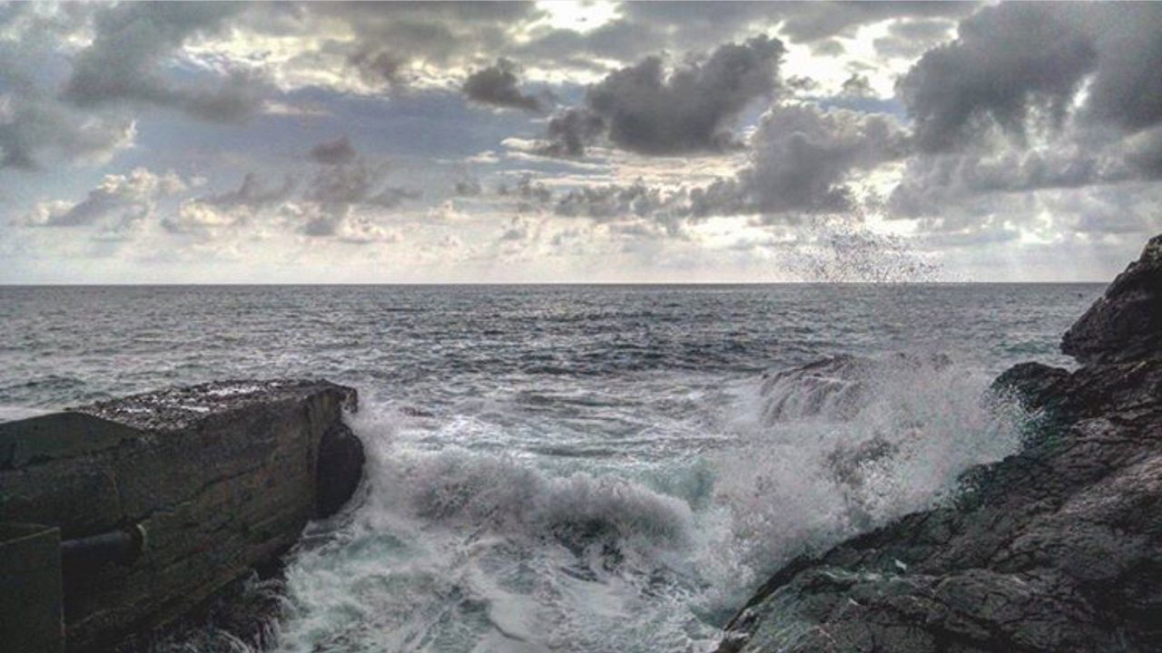 SCENIC VIEW OF SEA WAVES AGAINST SKY