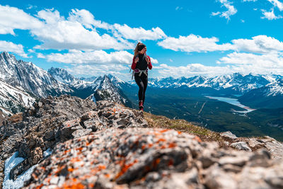 Hiking above the canadian rockies surrounded by mountain peaks