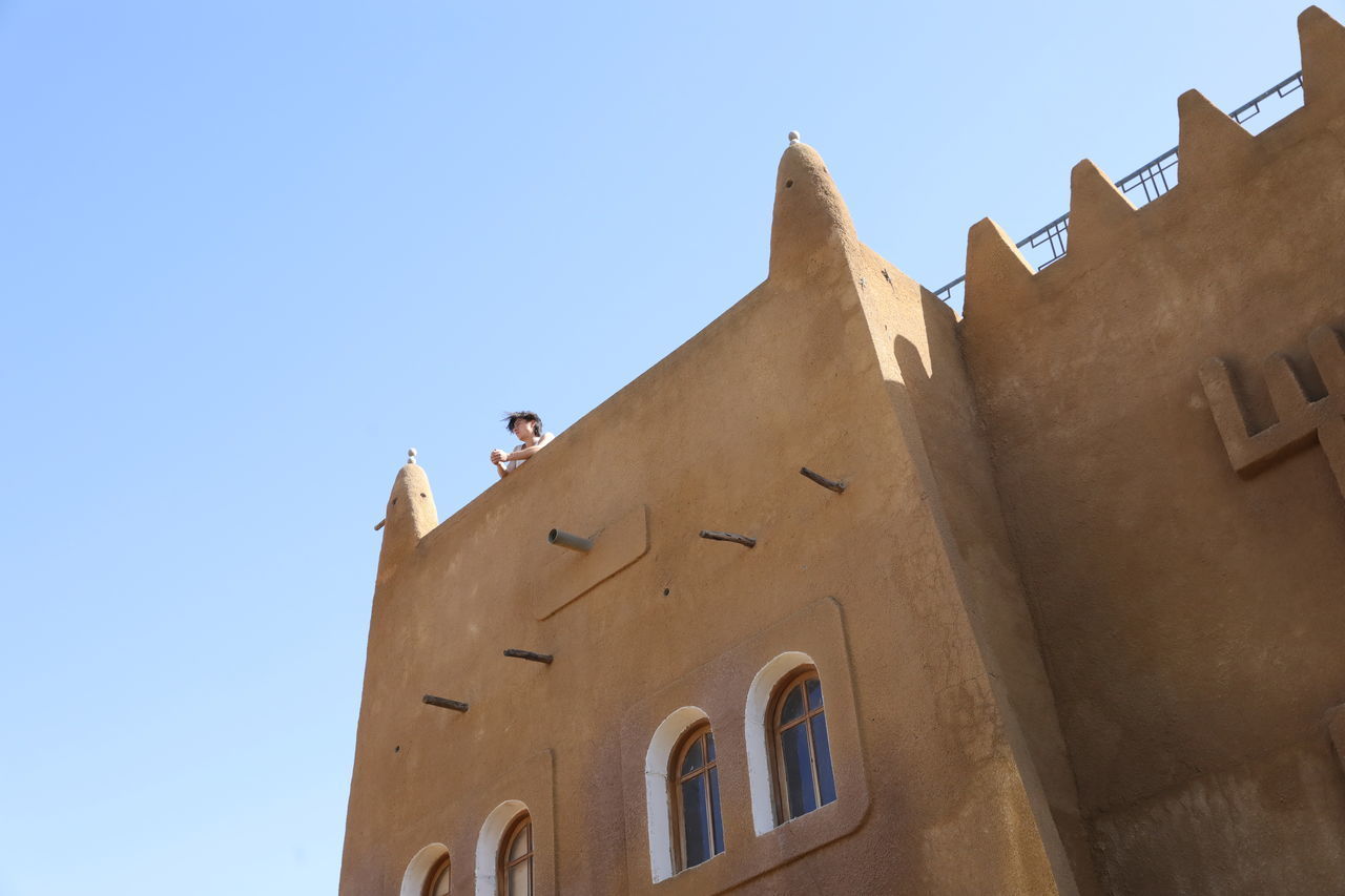 LOW ANGLE VIEW OF BUILDING AGAINST CLEAR BLUE SKY