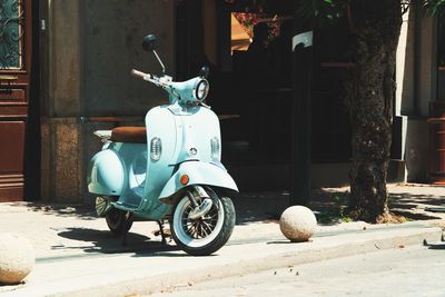 Vespa in front of a cafe