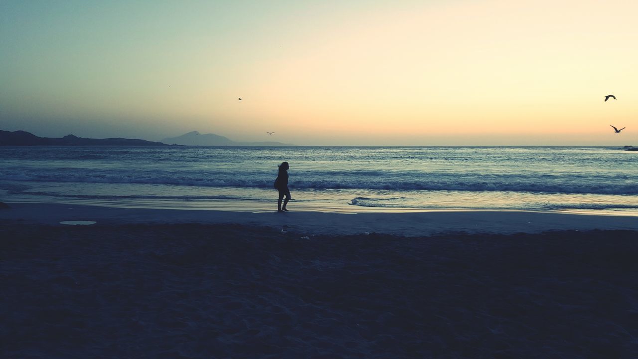 sea, sky, water, beach, land, sunset, horizon over water, beauty in nature, real people, horizon, scenics - nature, silhouette, lifestyles, leisure activity, nature, one person, vacations, holiday, outdoors