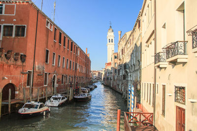 Canal passing through buildings in city