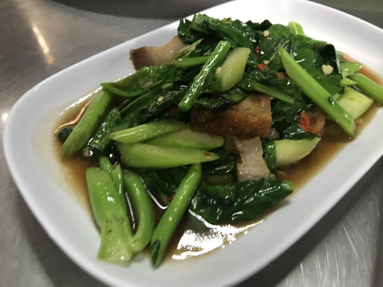 HIGH ANGLE VIEW OF CHOPPED VEGETABLES ON PLATE