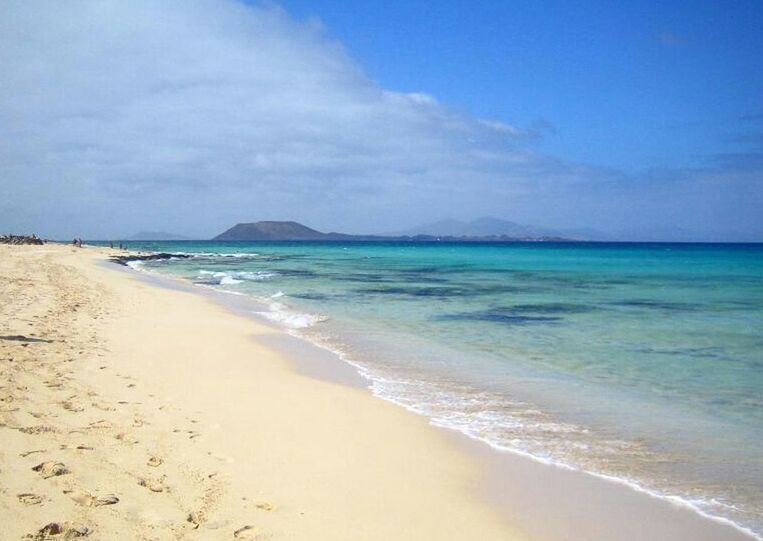 beach, sea, sand, shore, water, horizon over water, scenics, tranquil scene, sky, tranquility, beauty in nature, nature, wave, coastline, surf, idyllic, blue, vacations, day, outdoors