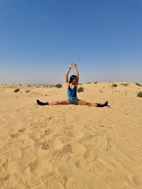 Gymnastics on the desert - spagat