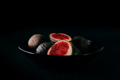 Close-up of fig fruits in bowl