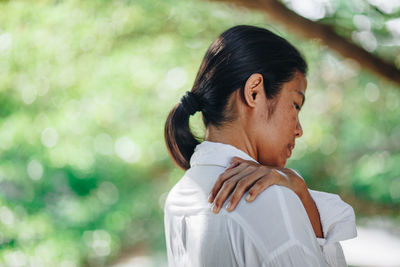 Woman with shoulder ache
