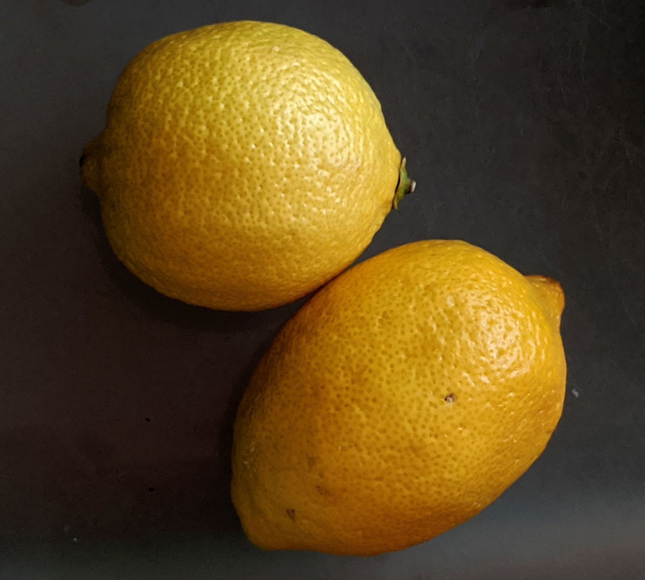 HIGH ANGLE VIEW OF ORANGE ON TABLE