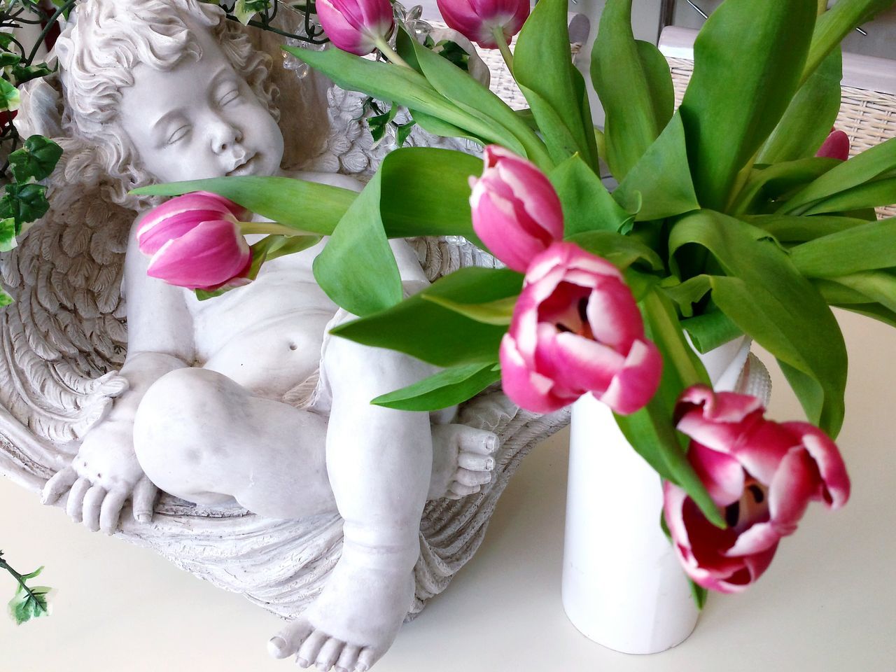 Tulpen in vase mit putte im hintergrund