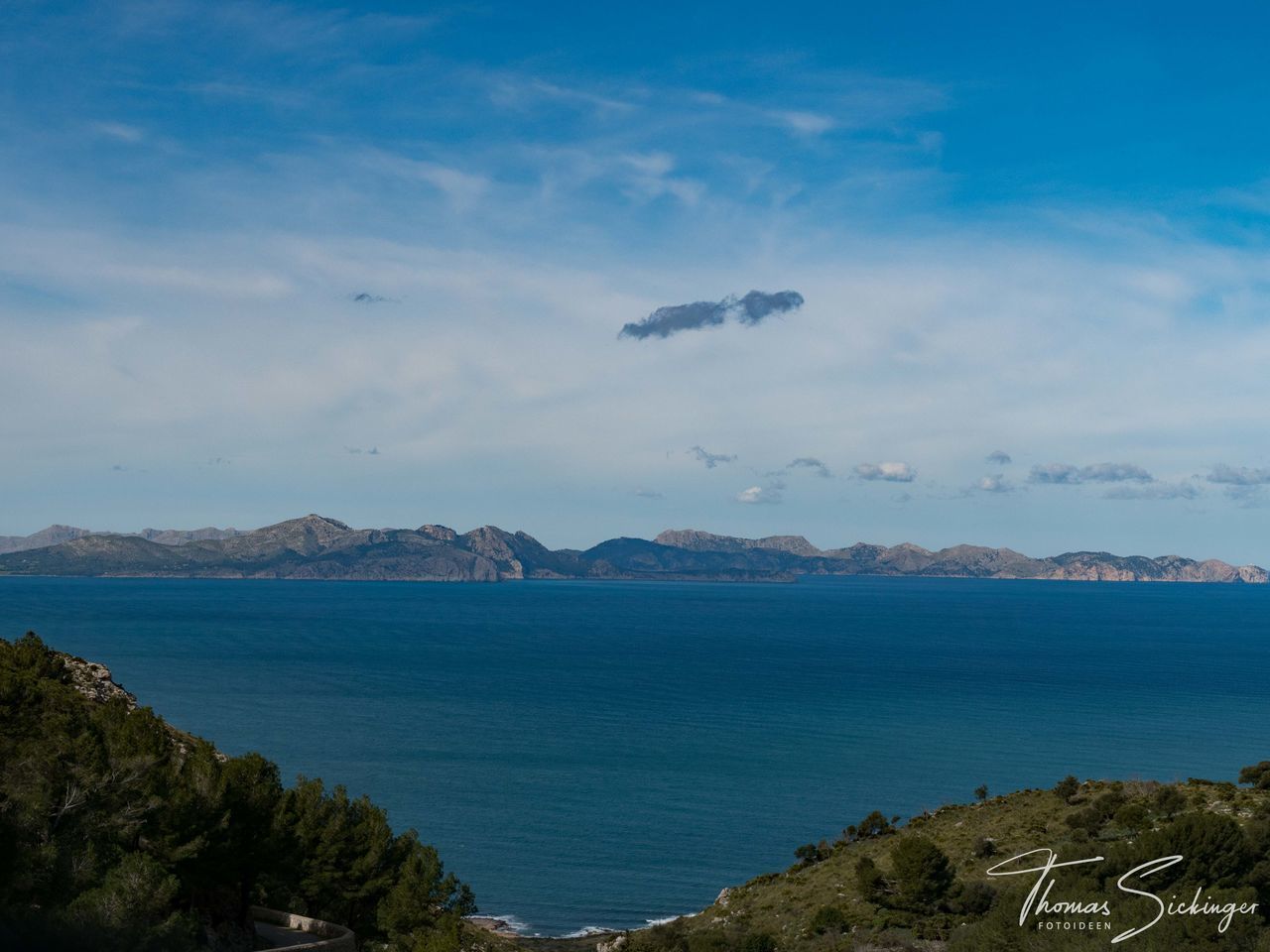 SCENIC VIEW OF SEA AND BAY AGAINST SKY