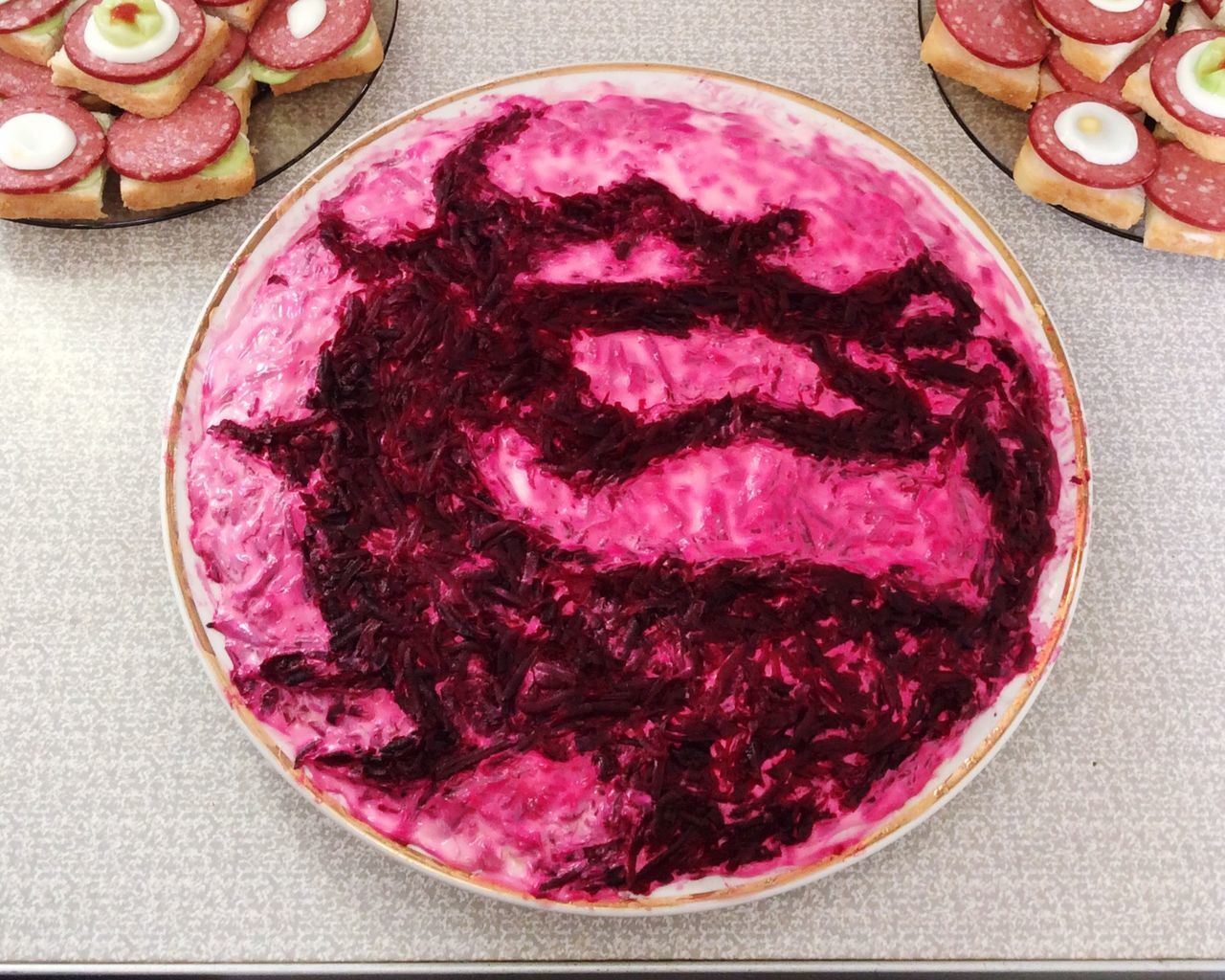 DIRECTLY ABOVE SHOT OF STRAWBERRY SLICES IN BOWL