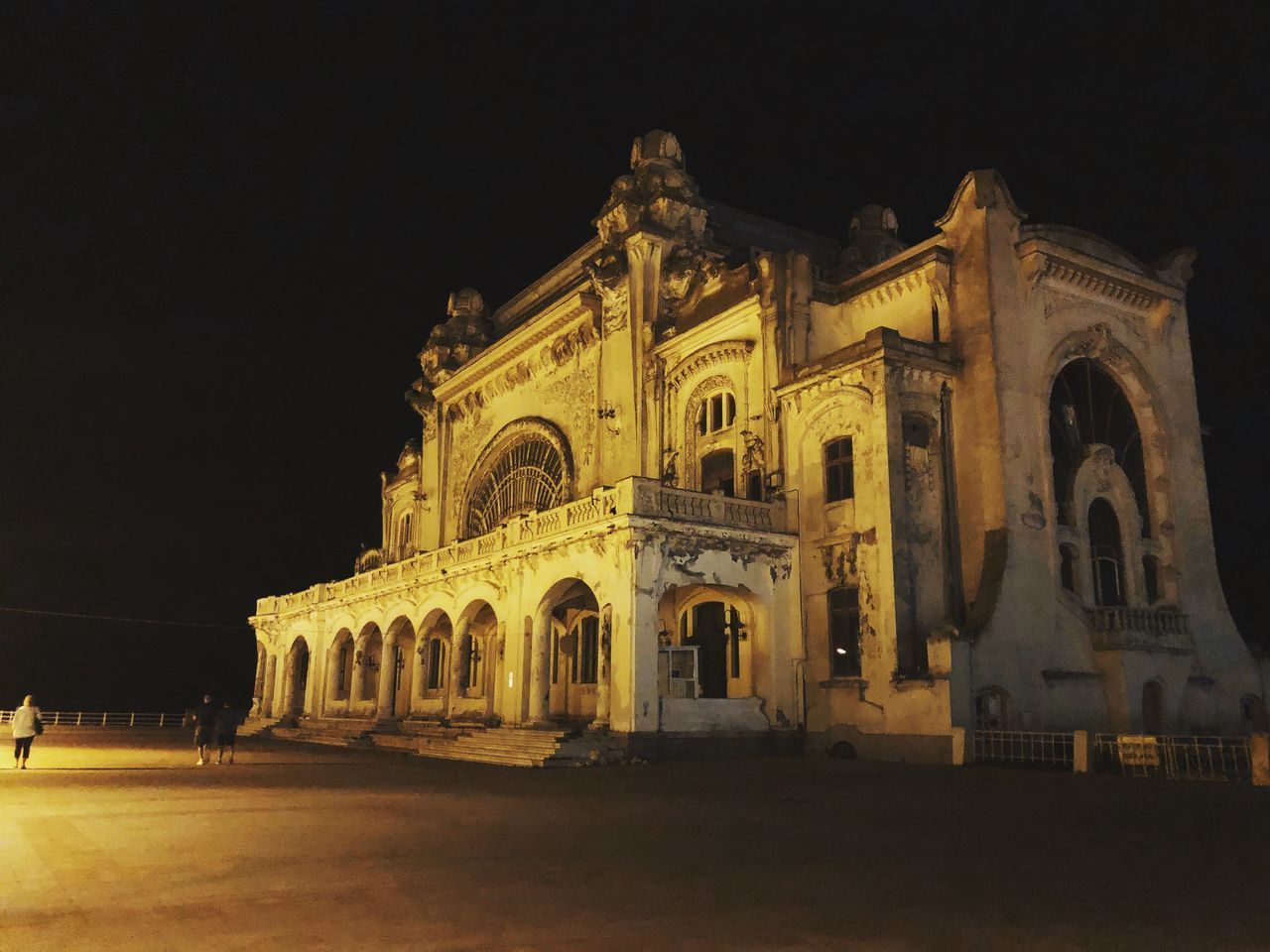 LOW ANGLE VIEW OF HISTORICAL BUILDING AGAINST SKY AT NIGHT