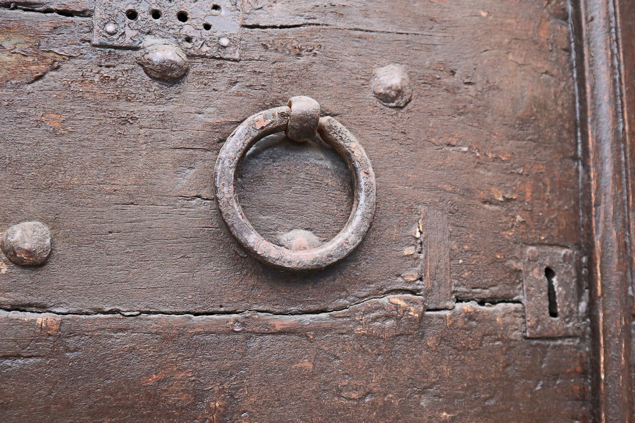 CLOSE-UP OF DOOR KNOCKER