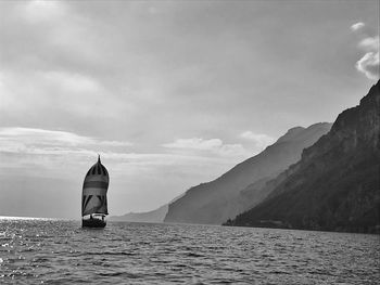 Sailboat in sea against sky