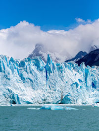 Perito moreno glacier in argentina
climate change is melting glaciers and ices