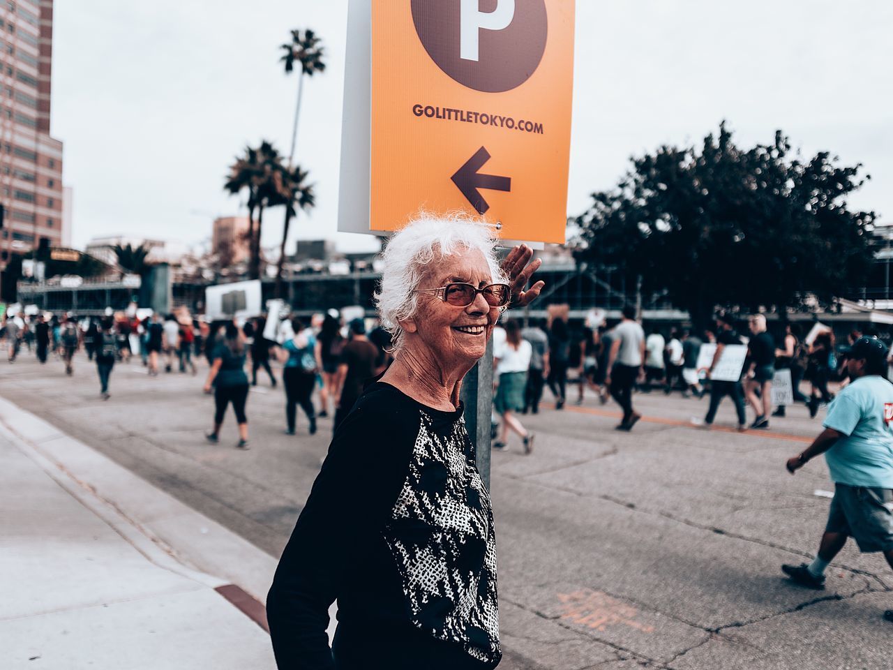 senior adult, senior women, real people, incidental people, outdoors, senior men, focus on foreground, retirement, lifestyles, day, women, happiness, one person, tree, sky, adult, people