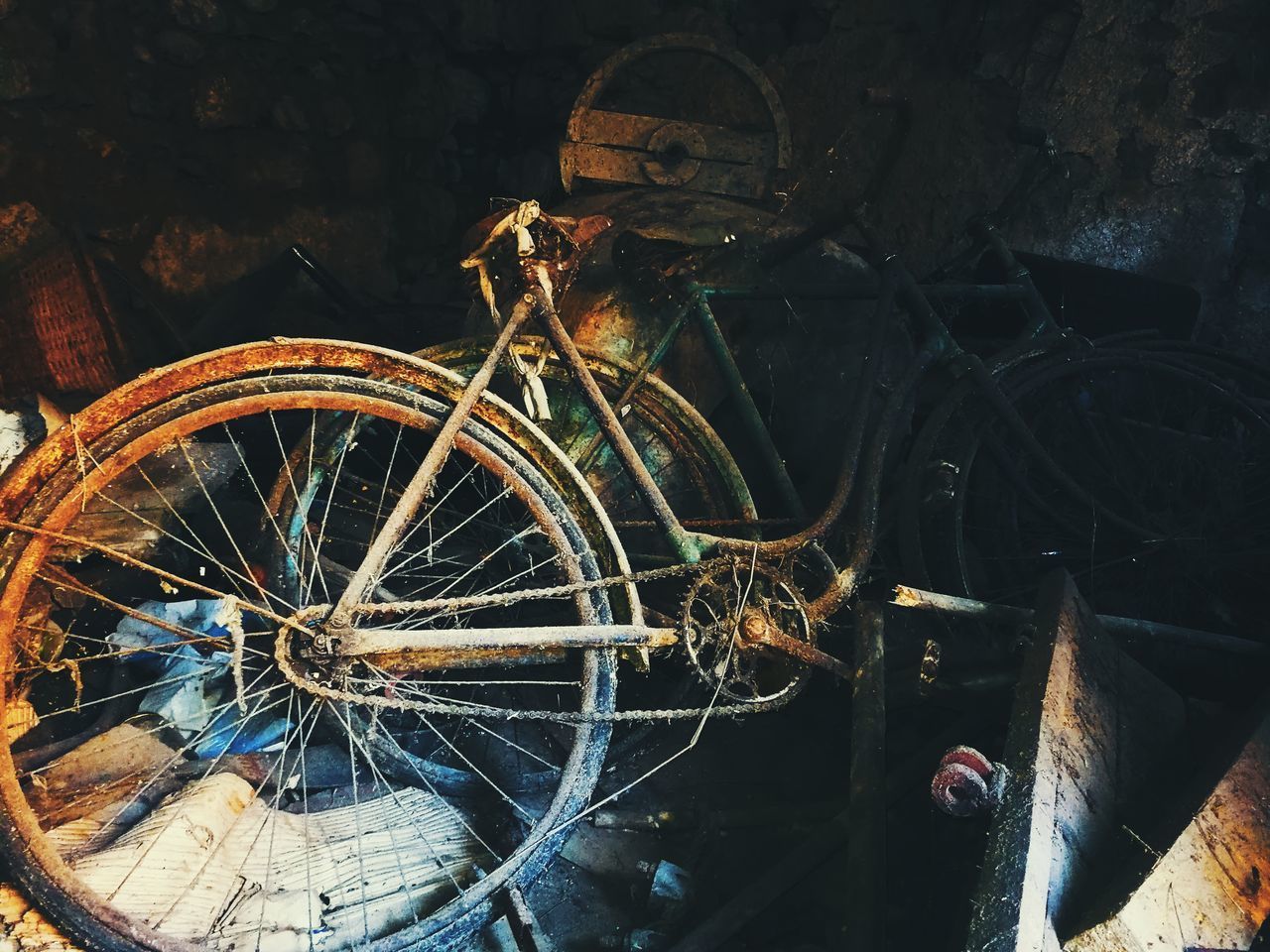 CLOSE-UP OF BICYCLE WHEEL AGAINST BLURRED BACKGROUND