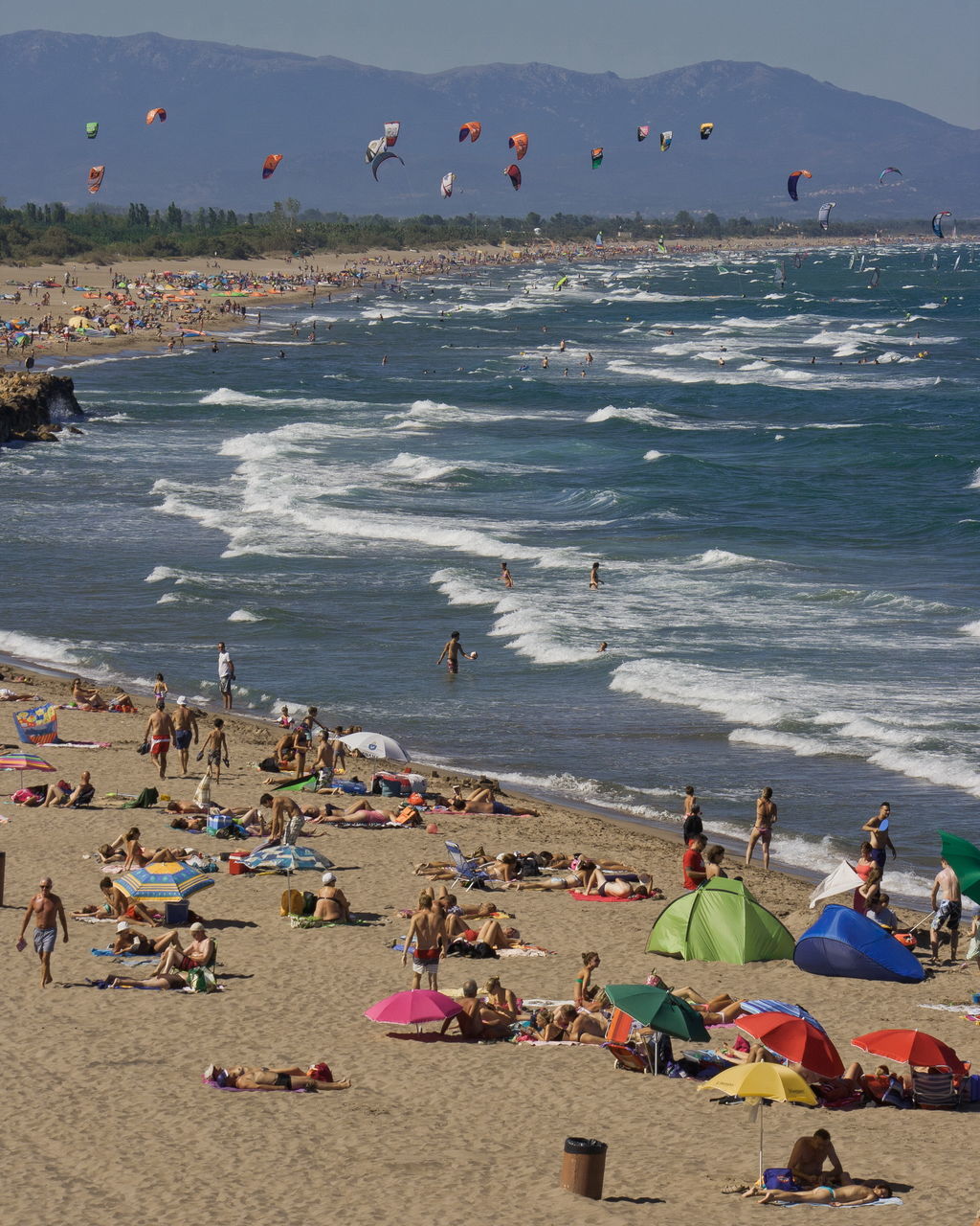 large group of people, beach, sea, water, leisure activity, lifestyles, vacations, shore, men, enjoyment, mixed age range, person, sand, horizon over water, weekend activities, summer, tourist, enjoying, fun