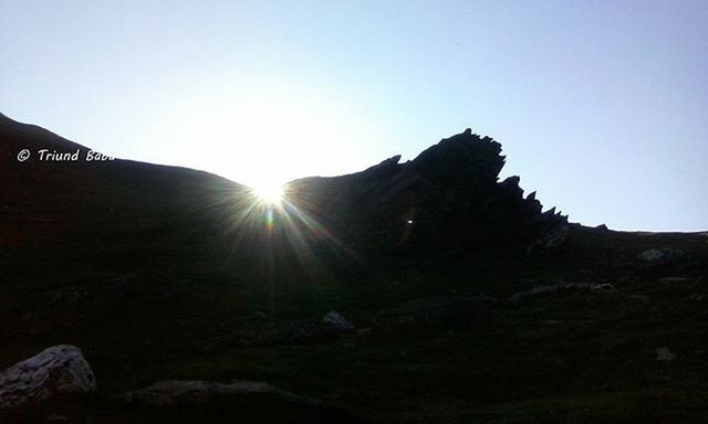 sun, mountain, clear sky, sunbeam, sunlight, lens flare, tranquility, copy space, tranquil scene, scenics, mountain range, nature, landscape, low angle view, beauty in nature, rock - object, silhouette, sky, hill, tree