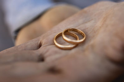 Midsection of man holding seashell