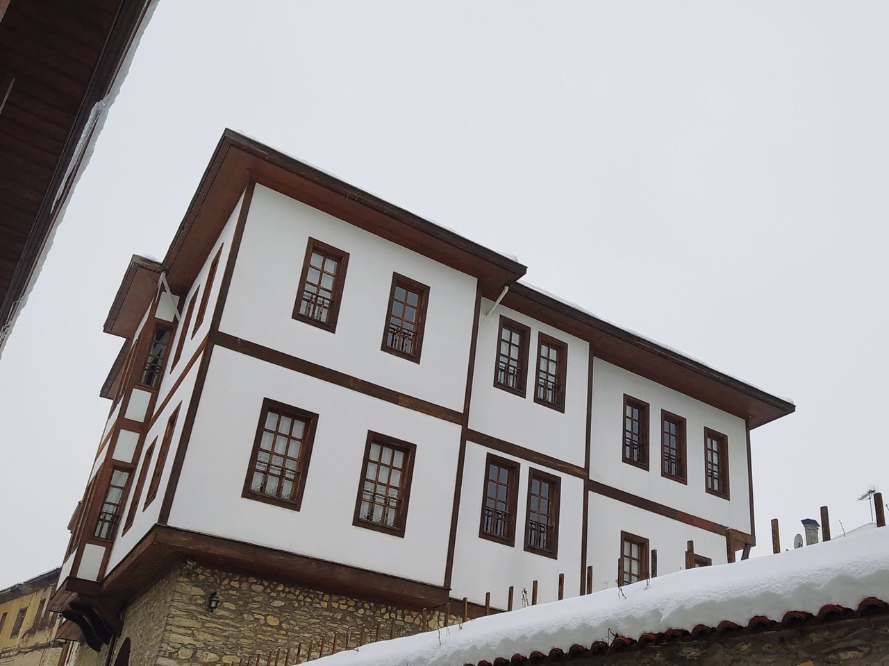 LOW ANGLE VIEW OF RESIDENTIAL BUILDING AGAINST SKY