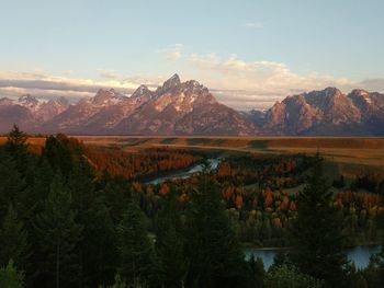 Sunrise at snake river overlook with fall colors in grand teton national park