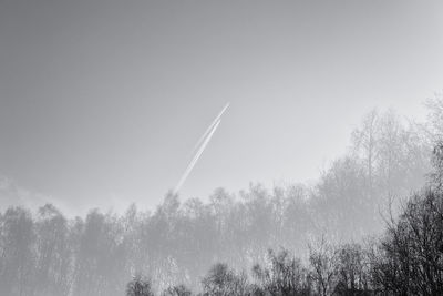 Vapor trail against clear sky