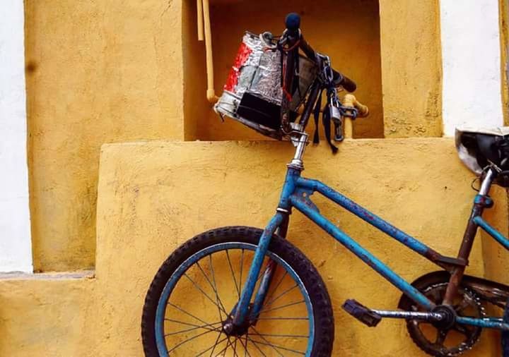 CLOSE-UP OF BICYCLE PARKED ON WALL