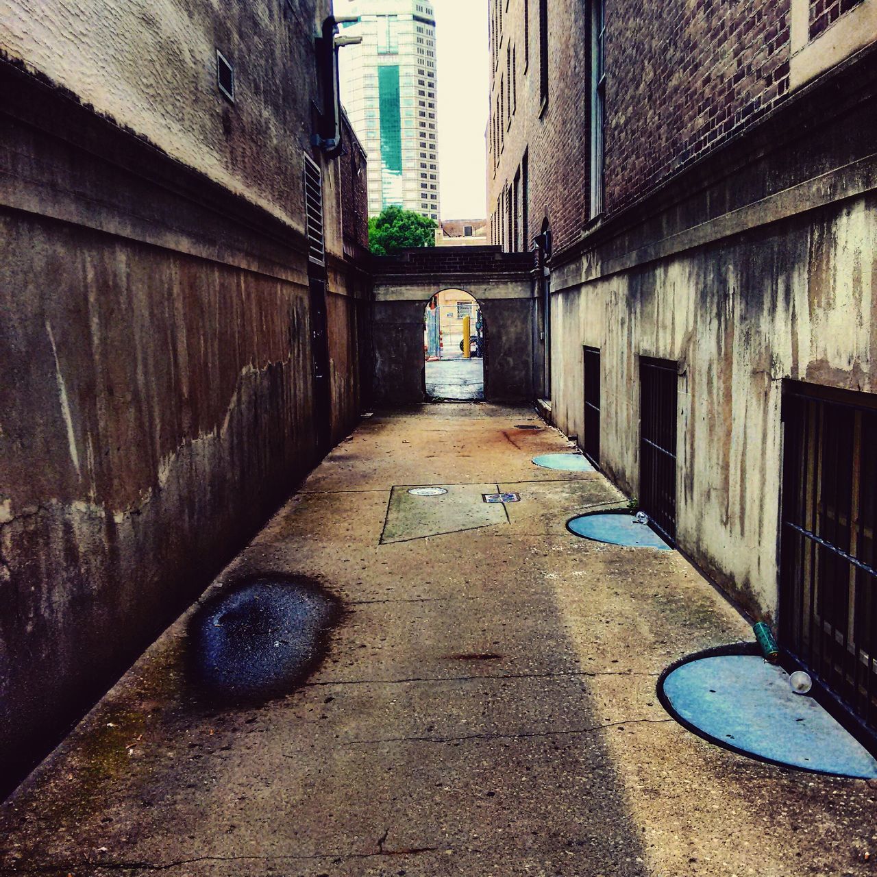 architecture, building exterior, built structure, the way forward, building, city, diminishing perspective, residential structure, residential building, street, cobblestone, day, alley, narrow, walkway, outdoors, house, vanishing point, wall - building feature, brick wall