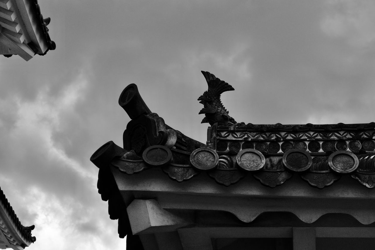 LOW ANGLE VIEW OF CROSS ON ROOF AGAINST BUILDING