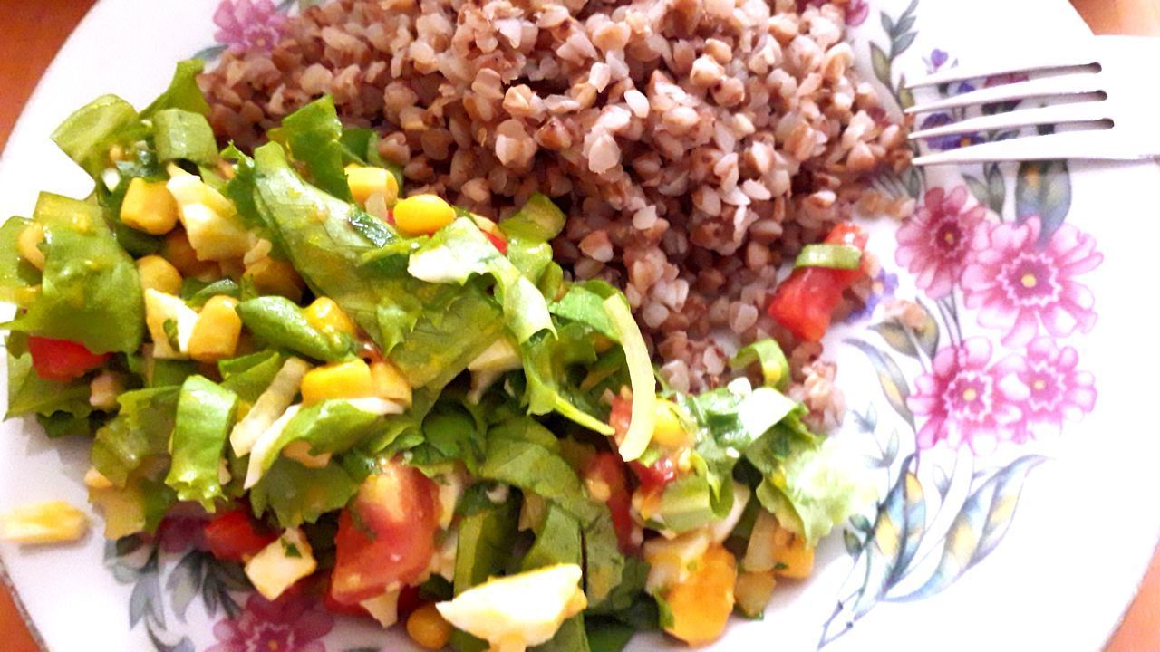 CLOSE-UP OF CHOPPED VEGETABLES