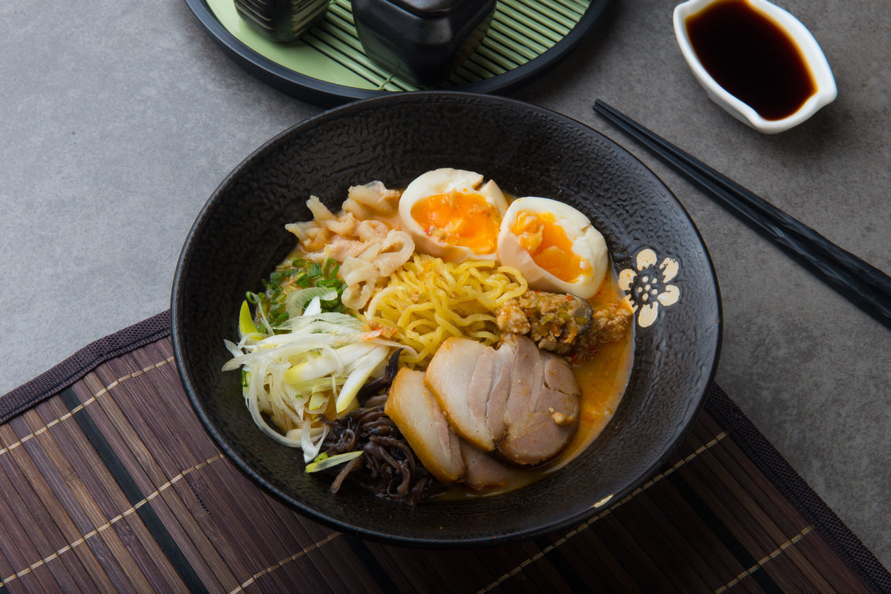 HIGH ANGLE VIEW OF FOOD IN PLATE