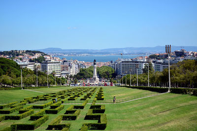 Monument with bush pattern at eduardo vii park against sky