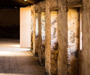 Row of columns in room