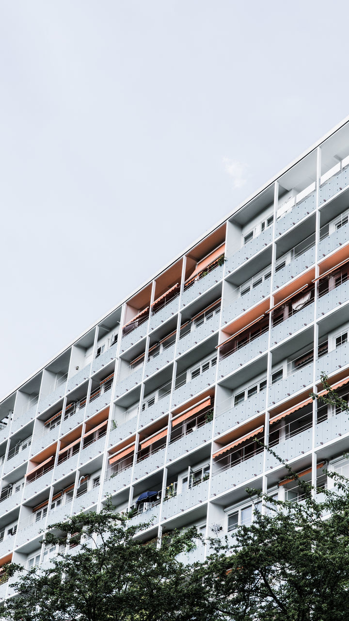 LOW ANGLE VIEW OF RESIDENTIAL BUILDING AGAINST SKY