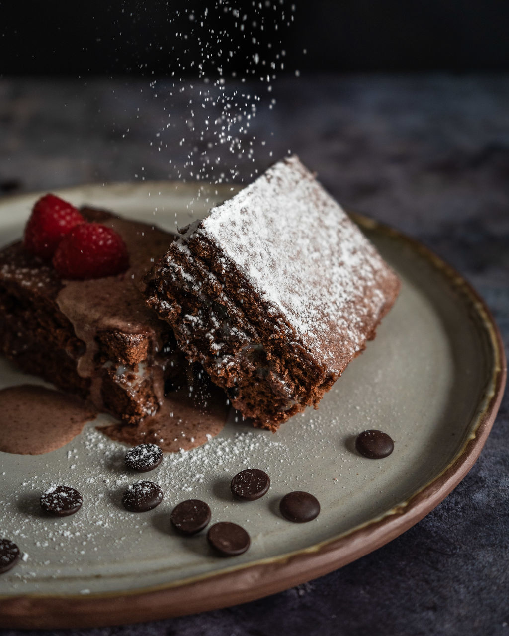 CLOSE-UP OF CHOCOLATE CAKE