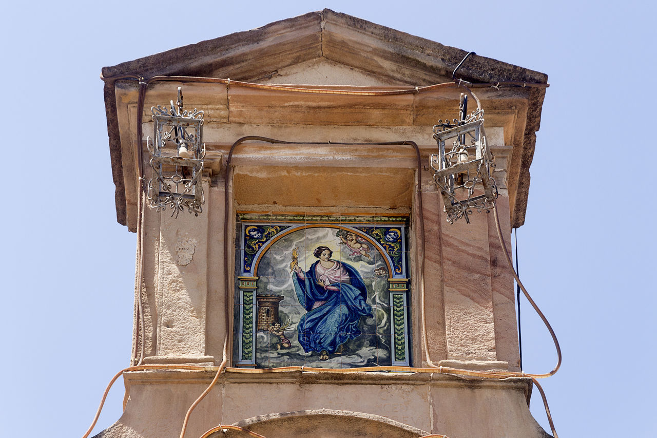 LOW ANGLE VIEW OF STATUE AGAINST TEMPLE BUILDING AGAINST SKY