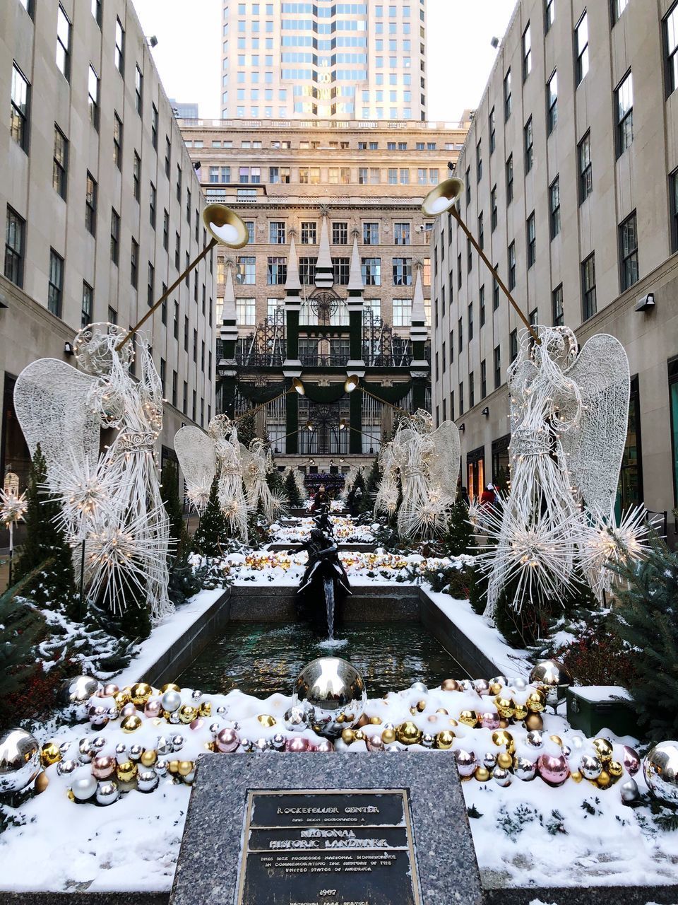 STATUE IN CITY